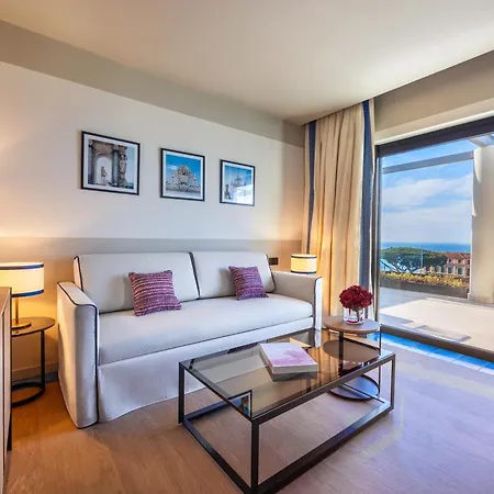 Ara Maris & 5* Σορέντο